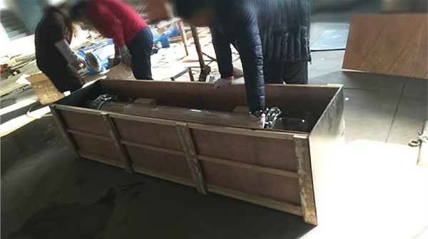 大家齊心協力給客戶打包貨物