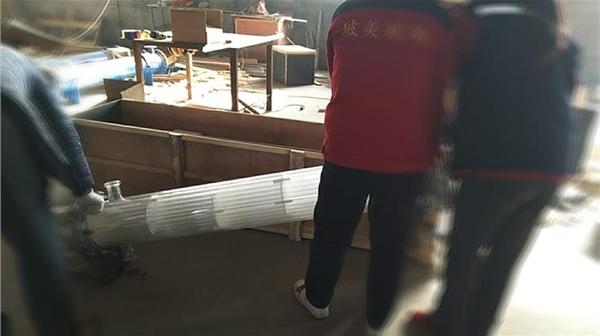 大家齊心協力給客戶打包貨物