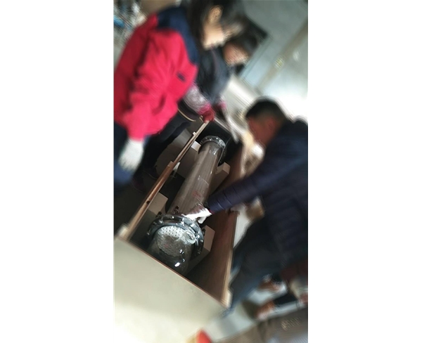 大家齊心協力給客戶打包貨物